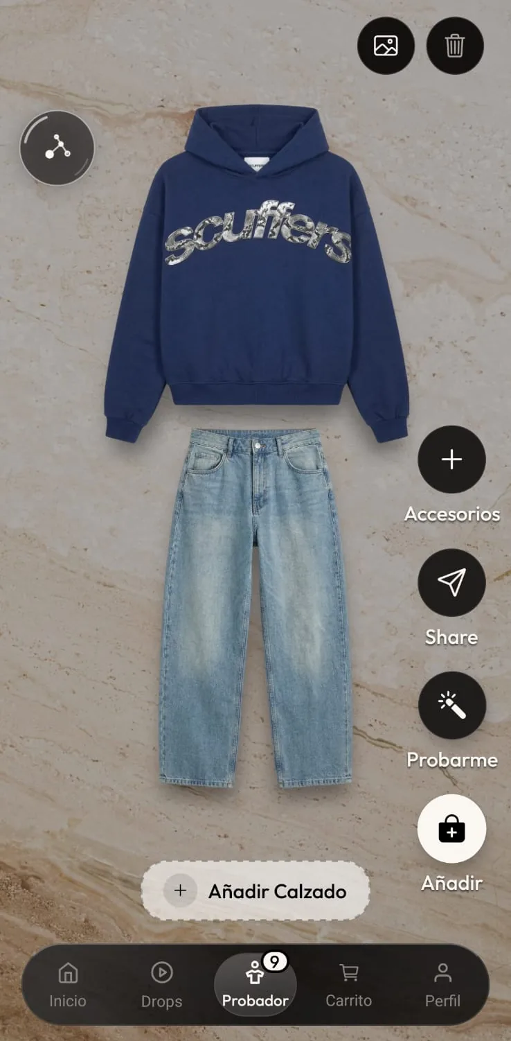 El probador de la app: sudadera y pantalón montados sobre un escenario de travertino, con el hueco de calzado libre