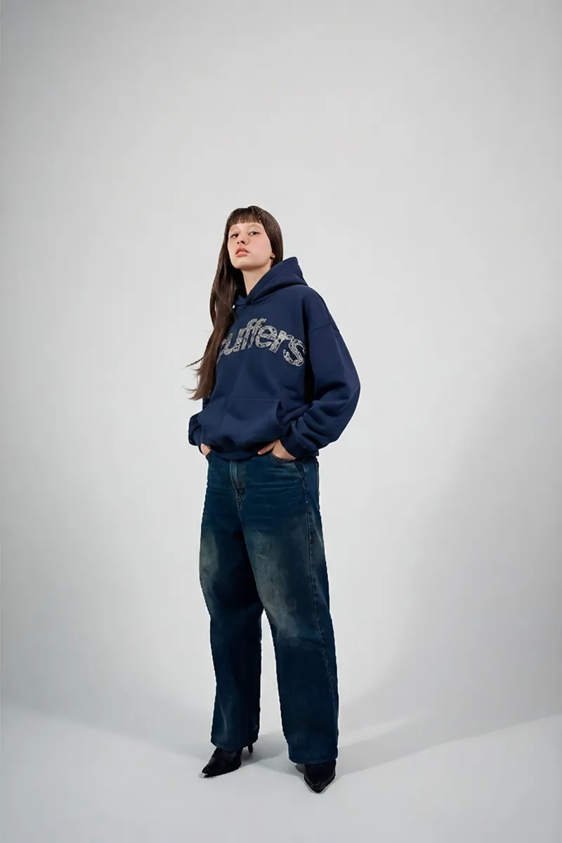 Sudadera azul y jeans anchos, probados con IA