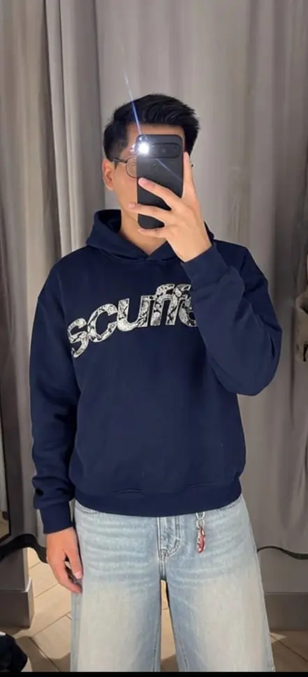 Look con sudadera azul marino y vaqueros anchos publicado desde la app