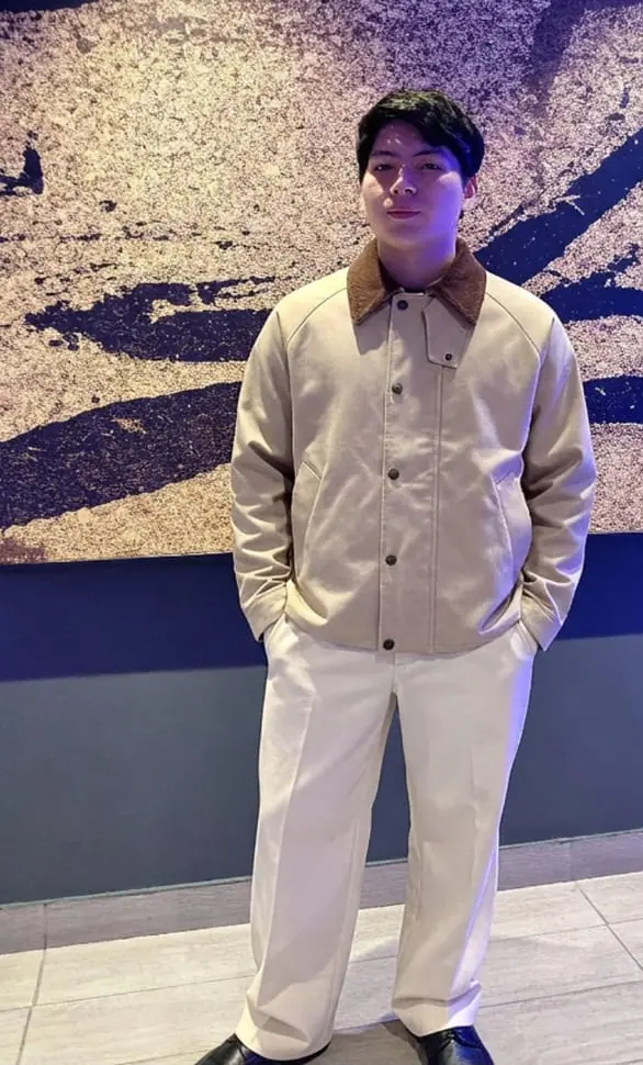 Look con casaca beis y pantalón crudo publicado desde la app