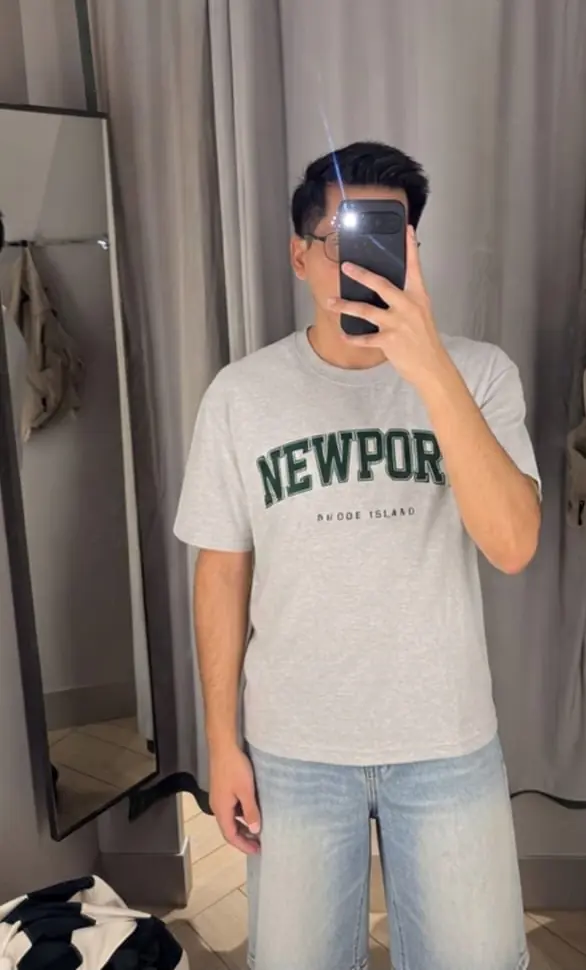 Look con camiseta gris y vaqueros publicado desde la app